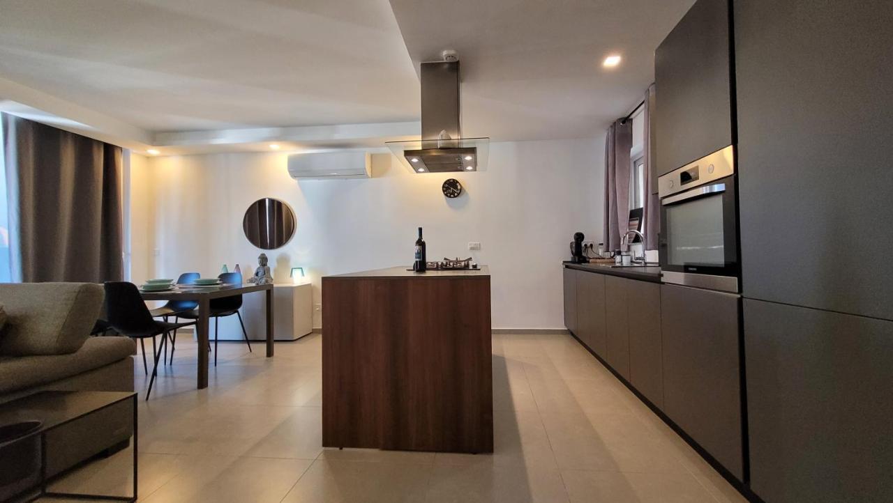 Appartement Stylish - Modern - Large Terrace - 2 Bed - 200 M From Sea - Fully Air Con à San Pawl il-Baħar Extérieur photo